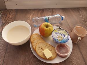 Dieta podstawowa Kakao Zacierka na mleku Chleb mieszany pszenno-żytni Masło extra Dżem Jabłko Serek homo naturalny Woda źródlana